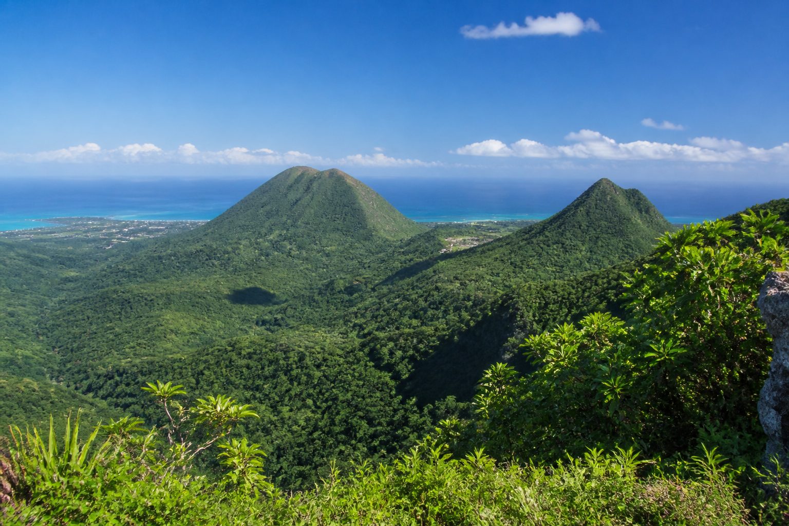vue panoramique belvédère col des Mamelles deux pitons volcaniques Guadeloupe mer turquoise