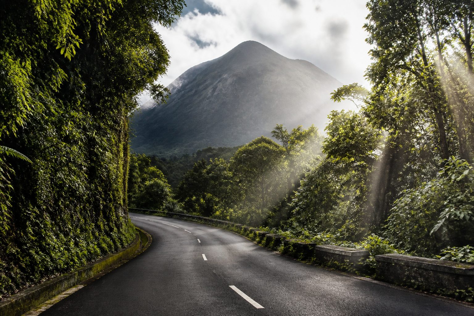Itinéraire cyclotourisme Guadeloupe : col de la Traversée et Soufrière