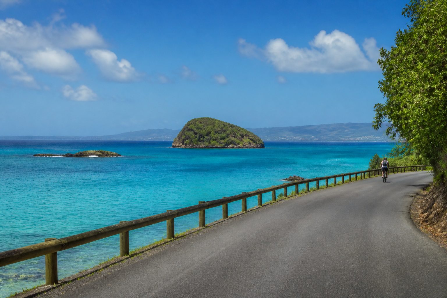 Îlets Pigeon et Réserve Cousteau vus depuis la route côtière de Bouillante à vélo