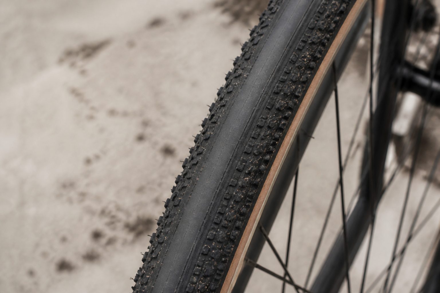 Pneus vélo gravel 700×45c : profil mixte route-chemin