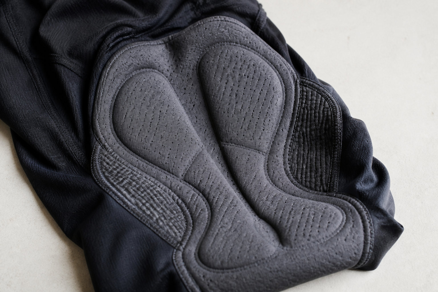 Le secret des cuissards Assos : inserts et compression