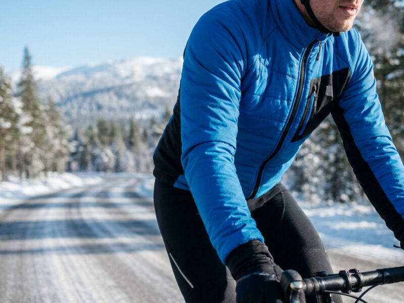 Comment choisir sa veste vélo hiver pour rouler au chaud