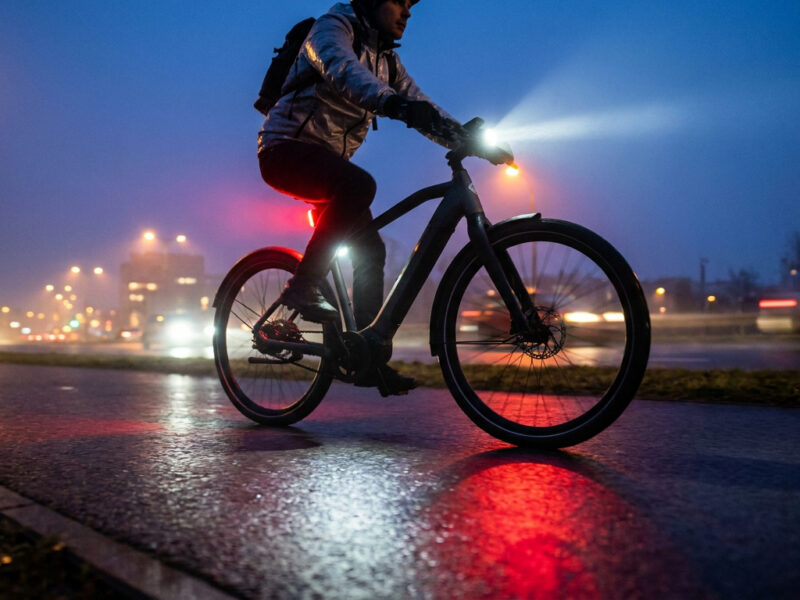 Éclairage vélo : bien choisir son équipement de sécurité