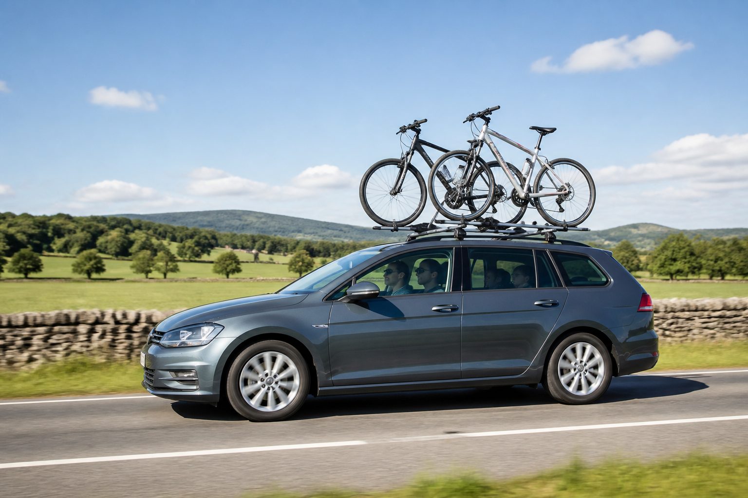 deux vélos sur support de toit avec barres transversales